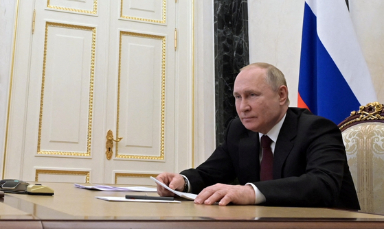 푸틴 러시아 대통령이 21일 평화유지를 명분으로 군 병력을 우크라이나 지역에 진입할 것을 명령했다.  [로이터]
