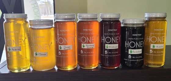 '허니웨이'가 제공하는 효소가 살아있는 다양한 종류의 천연생꿀들. 현재 신제품 아카시아 꿀 출시를 기념해 알찬 선물 이벤트도 진행하고 있다. 