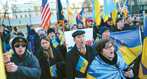 전쟁 일보 직전의 우크라이나 사태로 미국과 유럽 각국에서는 반전시위가 일어나고 있다. 20일 워싱턴DC 백악관 인근 라파예트 광장에서 벌어진 시위 모습. [로이터]