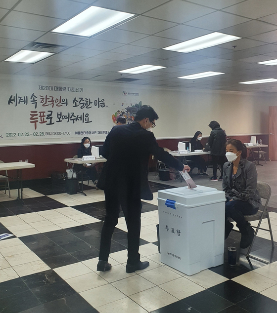 애틀랜타 재외국민 투표소(한인회관 소연회장)에서 유권자가 투표를 하고 있다. /박재우 기자