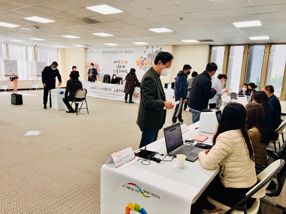 재외선거 첫날인 23일 LA총영사관 투표소를 찾은 유권자들이 투표하고 있다. 