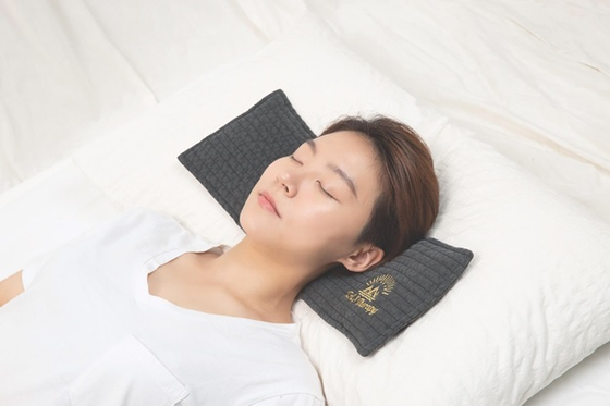 '잠도깨비' 베개는 흑운모의 자기장이 뇌파를 안정시켜 쉽고 깊게 숙면을 취할 수 있도록 돕는 슬립케어 제품이다. 불면증이나 통증 해결사로도 인기가 높다.