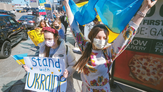 24일 우크라이나 이민자들이 웨스트우드 연방청사 앞에서 러시아 규탄 피켓을 들고 시위를 벌이고 있다. [로이터]