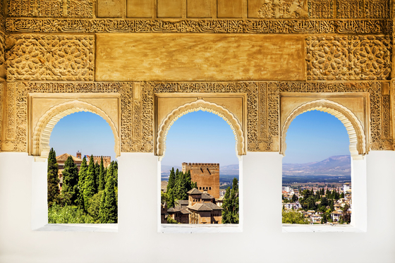 스페인 그라나다에 위치한 알람브라 궁전은 그리스도 세계와 이슬람 세계의 건축이 절충된 것이 특징이며, 극도로 세련된 아름다움을 지니고 있다. 〈US아주투어 제공〉