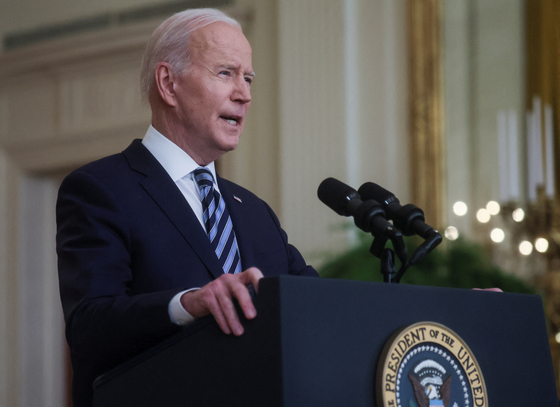 조 바이든 대통령이 24일 백악관 이스트룸에서 러시아의 우크라이나 침공에 맞선 추가 제재를 발표하고 있다. [로이터] 