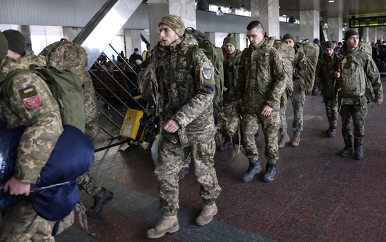  25일(현지시간) 우크라이나 정부군이 수도 키예프의 기차역에 도착하고 있다. 현재 수도 키예프 외곽에는 러시아 전차, 보병, 공수부대원들이 침투를 준비하고 있다. [로이터]