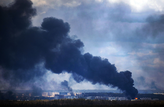 우크라이나 수도 키예프 외곽까지 진출한 러시아군의 포격으로 도심에서 검은 연기가 치솟고 있다. [로이터]