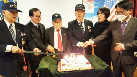 이호식(왼쪽서 세번째) 향군회원 100세 기념 축하케익 커팅식