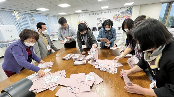 한국의 제20대 대통령 선거를 위한 재외국민 투표 마감일인 지난달 28일 오후 5시 LA 총영사관 선거관리 관계자들이 투표함을 열고 투표지 정리 작업을 하고 있다.  김상진 기자