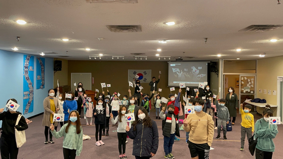 섬기는 한국학교에서 학생들이 3.1절을 맞아 태극기 흔들기 행사를 진행하고 있다. /섬기는 한국학교 제공