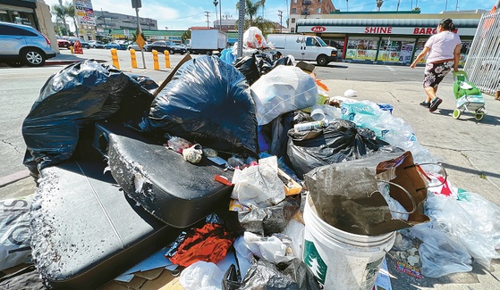 2일 LA한인타운 버몬트 에비뉴와 리워드 에비뉴 코너 인도에 불법으로 버려진 쓰레기가 쌓여 있다. 김상진 기자
