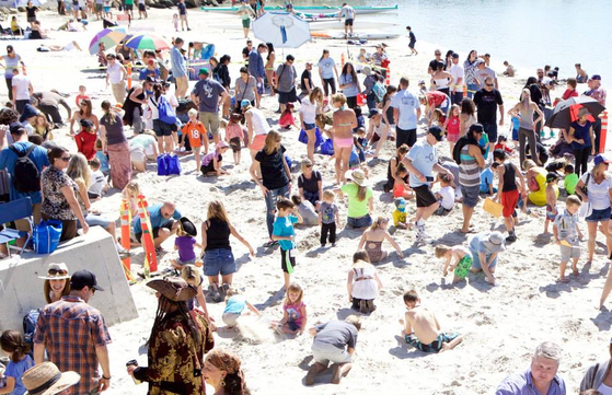 어린이들이 참가하는 해변 보물찾기 이벤트. [고래축제재단 페이스북 캡처]