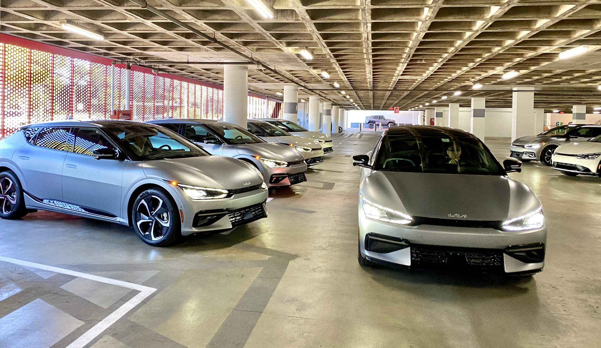 2일 LA의 피터슨 자동차 박물관에서 열린 기아의 첫 전용 전기차 EV6 시승회에서 미디어 관계자들이 차량에 탑승해 시승에 나서고 있다. 박낙희 기자