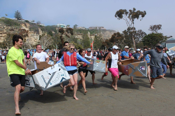 카드보드로 제작한 종이배 레이싱 참가자들이 바다로 뛰어들고 있다. [고래축제재단 페이스북 캡처]