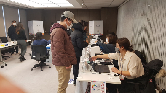 지난 2월 23일부터 28일까지 밴쿠버총영사관 대회의실에 설치된 재외투표소에서 한국 유권자들이 투표를 했다. (주밴쿠버총영사관 제공)