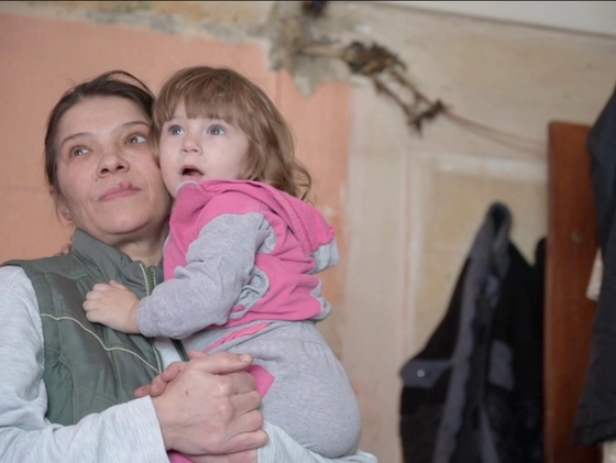 우크라이나의 한 모녀. 이들은 포격과 지뢰의 지속적인 위협, 난방과 온수 부족, 그리고 교육을 위한 투쟁 속에서 살고 있다./유니세프
