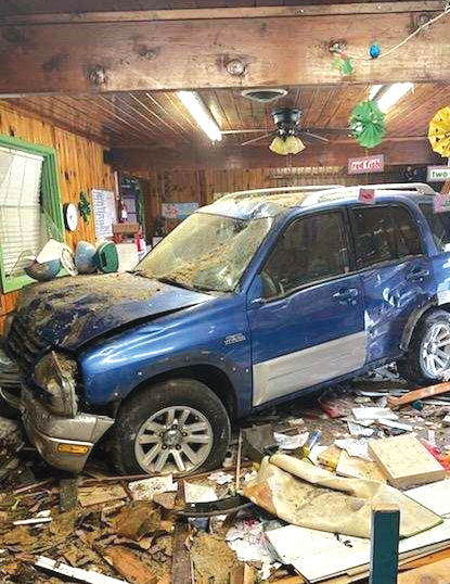 북가주 앤더슨 지역에 있는 프리스쿨로 SUV 차량이 돌진해 어린이 14명이 병원으로 이송됐다. 차량 돌진으로 파손된 프리스쿨 모습. [앤더슨 경찰국 페이스북 캡쳐]