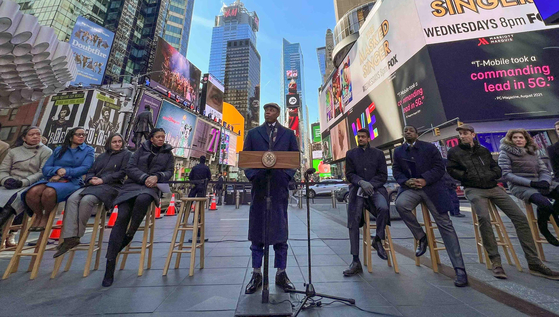 4일 에릭 아담스 뉴욕시장이 맨해튼 타임스스퀘어에서 열린 기자회견에서 뉴욕시의 정상화를 위한 방역 규정 완화를 발표하고 있다. [사진 뉴욕시장실]