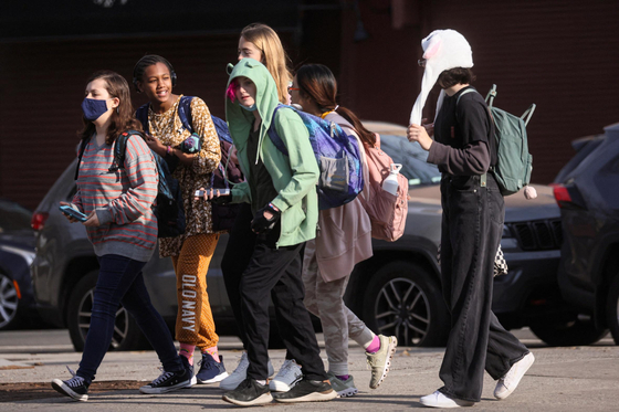 뉴욕시 교내 마스크 착용 의무화가 해제된 7일 브루클린 학생들의 등굣길. 마스크를 착용한 학생과 착용하지 않은 학생들이 섞여있다. [로이터] 