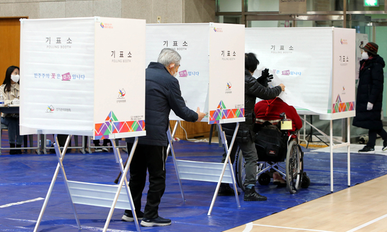 한국의 20대 대통령이 오늘 결정된다. 유권자들은 9일(한국시간) 전국에 마련된 1만4000여개 투표소에서 한표를 행사했다.오전 청주시 남구 우암동제2 투표소가 마련된 우암초등학교에서 지역 주민들이 투표하고 있다. [연합]