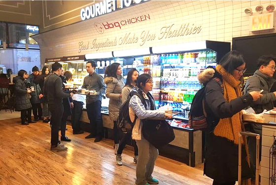 뉴욕 bb.q 치킨 매장에서 고객들이 주문하기 위해 줄을 지어 기다리고 있는 모습. [제너시스BBQ그룹]