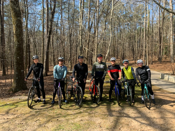 스피닝 비스트 사이클링 클럽 회원들이 자전거와 함께 사진을 찍고 잇는 모습./ 사이클링 클럽 제공