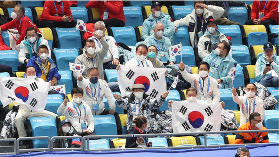 윤홍근 제너시스BBQ 회장(가운데) 등이 베이징 동계올림픽에 참가한 선수들을 응원하고 있다. [중앙포토]