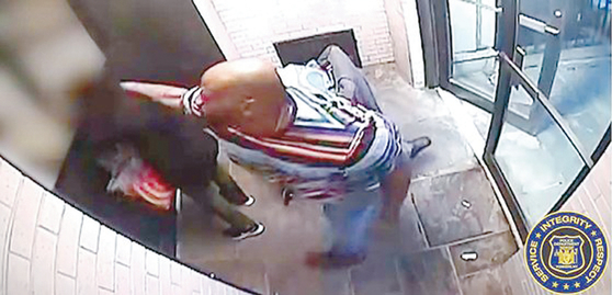 지난 11일 오후 뉴욕주 용커스에서 집으로 귀가하던 아시아 여성이 아파트 입구에서 흑인 남성에게 구타를 당하는 장면. [용커스 경찰국 유튜브 캡처]
