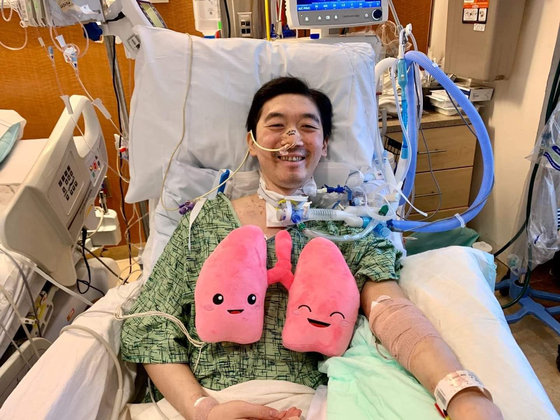 폐 이식 수술을 성공적으로 마친 카일 박군이 병상에서 환하게 미소를 짓고 있다. [스피카 수 페이스북]