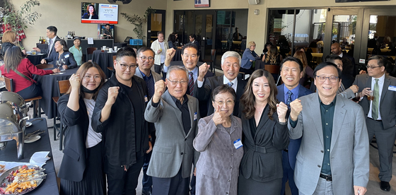 16일 샌타애나의 엘크스 랏지에서 열린 캠페인 킥오프 행사에서 제시카 차(맨 앞줄 오른쪽에서 두 번째) 후보와 그의 지지자들이 선거 승리를 다짐하고 있다.