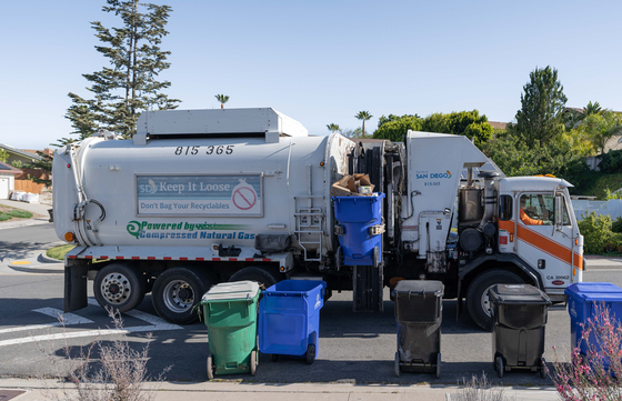 티에라샌타 주택가에 주민들이 내놓은 쓰레기를 SD시 소속 쓰레기 수거 트럭이 수거해 가고 있다.