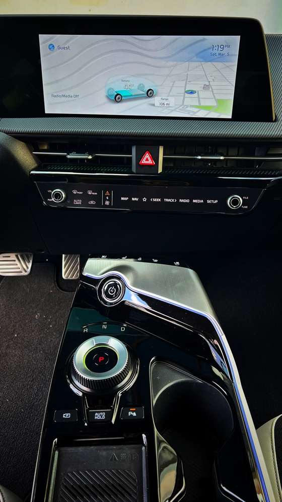 2022 기아 EV6 센터콘솔 (스타트 버튼과 변속기 레버)