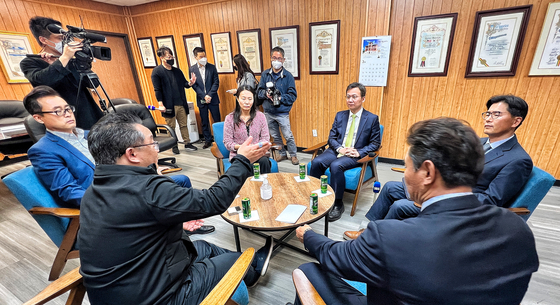 김영완(정면 가운데) 신임 LA총영사가 LA한인회를 찾아 인사를 나누고 있다. 김상진 기자