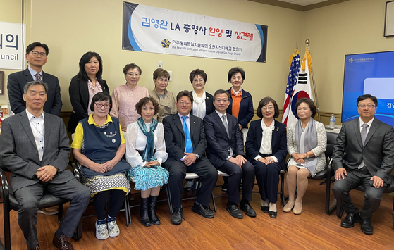 한인회에 이어 평통을 방문한 김 총영사(앞줄 왼쪽에서 다섯 번째)가 평통 자문위원들과 함께 자리했다. 