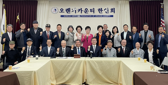 22일 가든그로브의 OC한인회관에서 한인 단체 관계자들을 만난 김영완(맨 앞줄 오른쪽에서 다섯 번째) LA총영사.