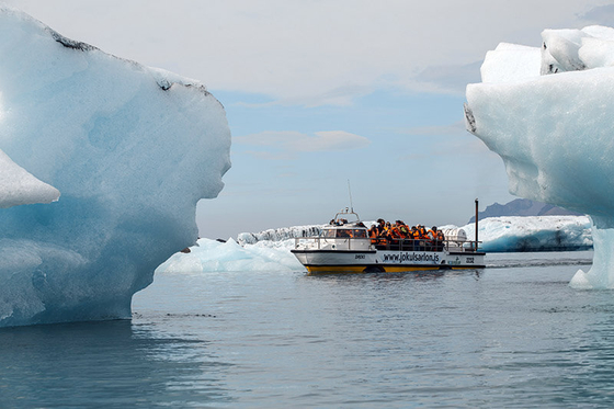 아이슬란드에서는 수륙양용보트에 몸을 싣고 거대한 빙산 조각들 사이를 누비는 특별한 경험을 할 수 있다. 호수를 둥둥 떠다니는 유빙들의 빛깔과 형태는 크리스털이나 다이아몬드마냥 신비롭기 그지없다. [US아주투어 제공]