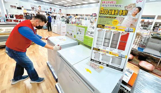 김스전기가 가격 인상을 앞두고 김치냉장고 구매에 최고 400달러 상품권을 증정하는 이벤트를 진행하고 있다. 김상진 기자