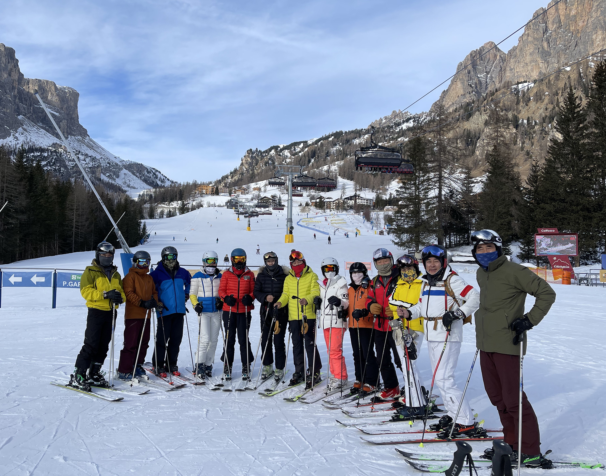 유럽 스키투어에 나선 하기환(가운데) 한남체인 회장과 재미스키협회 회원들.