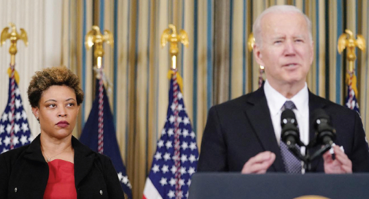 조 바이든 대통령(오른쪽)이 28일 백악관에서 2022~2023회계연도 행정예산안을 발표하고 있다. 샬란다 영 백악관 관리예산국장이 함께했다. [로이터]