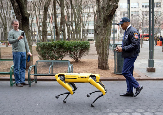 에릭 아담스 뉴욕시장(오른쪽)이 지난달 31일 뉴욕시 소방국(FDNY)이 처음으로 로봇 개를 공개하는 자리에 참석했다. 개당 7만5000달러로 알려진 이 로봇 개는 향후 소방국 수색 및 구조 작업에 투입될 것으로 알려졌다. [뉴욕시장실] 