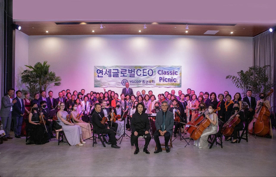 2일 열린 ‘희망 & 평화 YGCEO 콘서트 피크닉’에서 LA 신포니에타 연주자들과 총연우회 회원들이 환하게 웃고 있다. [YGCEO 제공] 