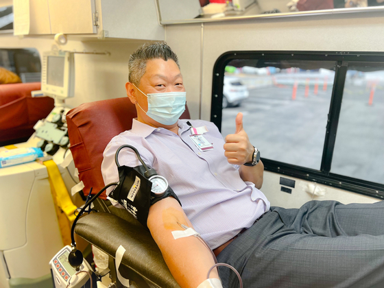 지난 6일 할리우드 차병원 헌혈 행사에 동참한 병원 식품영양과 존 김 디렉터가 헌혈을 하고 있다. [할리우드차병원 제공]
