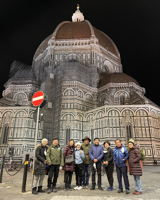 피렌체의 상징적인 건축물 대성당 앞에서 함께한 팀원들. [이영근 제공]