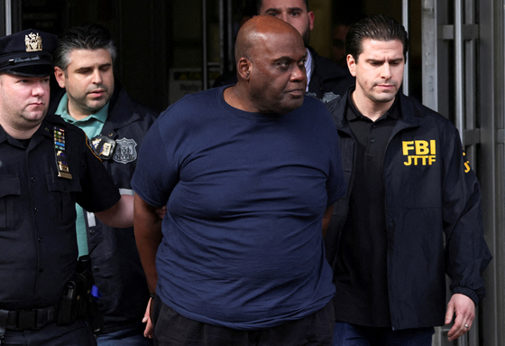 뉴욕 총기 난사 용의자 체포...뉴욕시 전철 총격 사건의 용의자 프랭크 제임스(62)가 사건 발생 하루 만에 붙잡혀 테러 혐의로 기소됐다. 제임스는 강도와 성범죄, 절도 등으로 12번 체포된 전력이 있는 것으로 밝혀졌다.  [로이터]