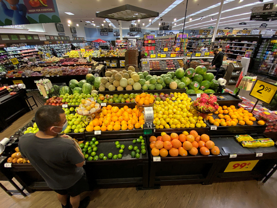 식료품 가격과 개스값 동반 상승으로 소비자 구매력이 떨어지고 있다. [로이터]