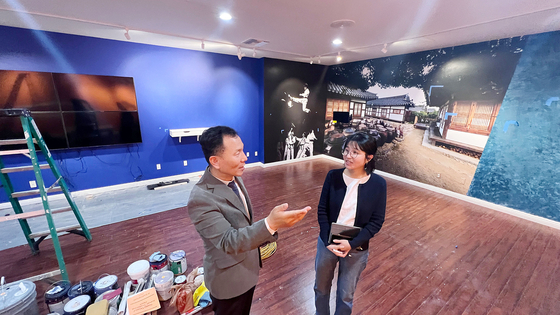 14일 LA한국교육원 신주식 원장(왼쪽)이 교육원 1층에 조성 중인 역사박물관을 둘러 보고 있다. 김상진 기자