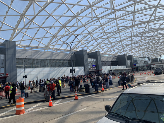 15일 폭발물 의심 물체가 발견돼 애틀랜타 공항에서 여행객들이 대피하는 소동이 일어났다. /맷 위너 트위터