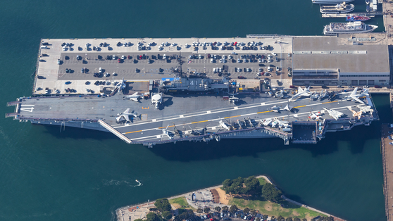 다운타운 해군부두를 공원으로 조성하는 ‘프리덤 파크’ 프로젝트가 조만간 가시화된다. 사진은 하늘에서 내려다본 USS 미드웨이 박물관과 해군부두(박물관 위쪽)의 모습으로 현재 주차장으로 사용되고 있는 해군부두에 시민공원을 조성하게 된다. [USS 미드웨이 박물관 웹사이트]