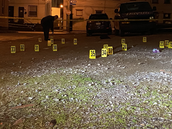 17일 피츠버그 하우스파티장 총격 현장에서 경찰이 땅에 떨어진 탄피에 번호표를 붙이고 있다.  [피츠버그 공공안전국 제공]
