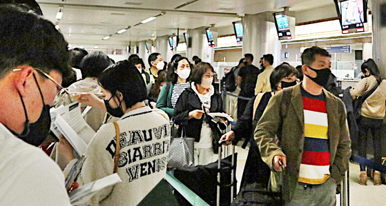 18일 아시아나항공 204편을 타고 LA국제공항에 도착한 한국인들이 입국심사를 기다리고 있다.  [독자 제공]